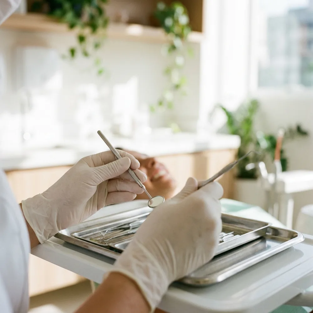 Detalhe de instrumental odontológico esterilizado e organizado sobre bancada